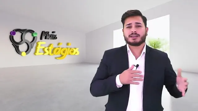 Apresentador da Mais Estágios ao lado do logo da empresa, na abertura do vídeo institucional
